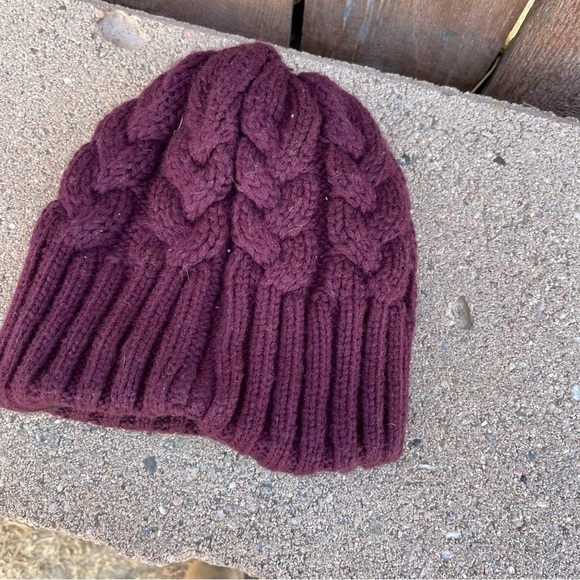 UNDER ARMOUR Women’s Burgundy Purple Winter Hat Beanie Fleece Lined - Picture 7 of 7